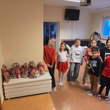 Mikołajki pełne uśmiechu w świetlicy Caritas: Dzieci otrzymały wymarzone paczki