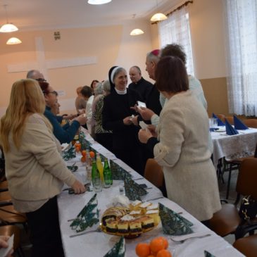 Wolontariusze PZC na spotkaniu świątecznym z biskupem Janem Piotrowskim